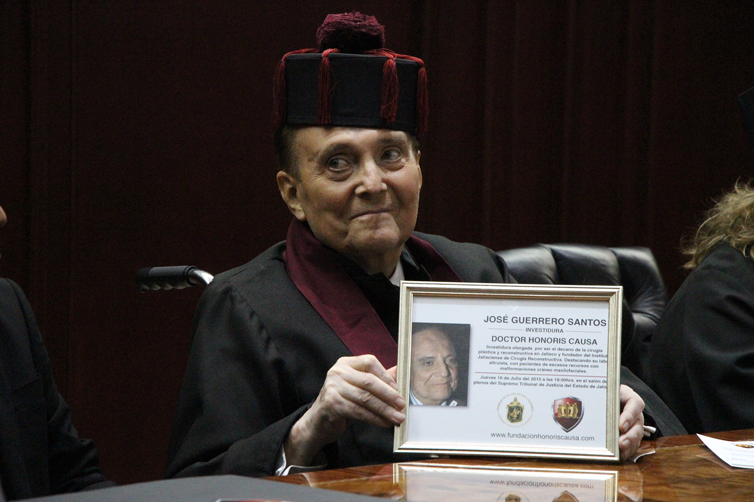 Dr. José Guerrero Santos exhibiendo reconocimiento. Foto de archivo de SSJ