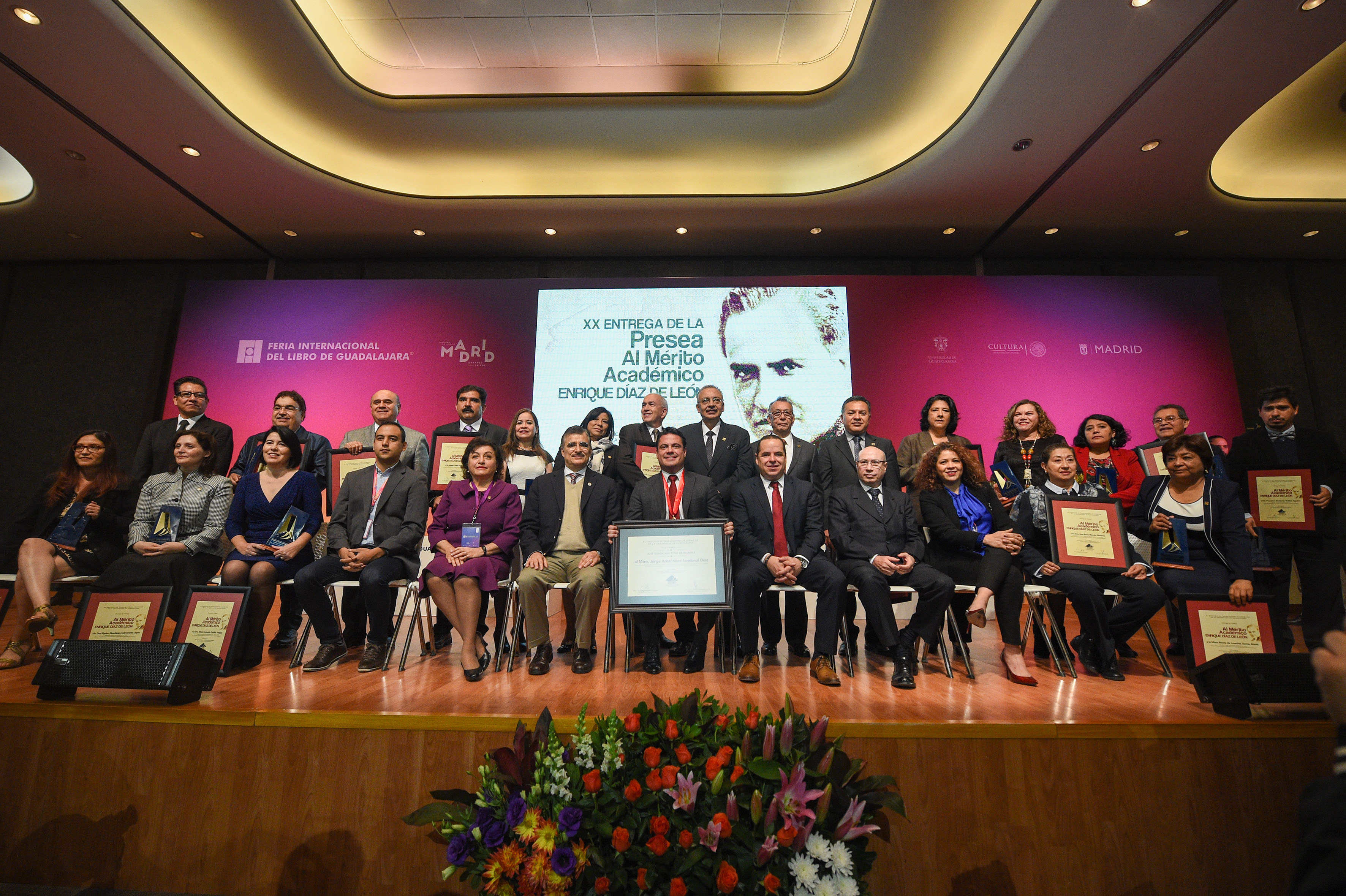 Foto grupal de académicos galardonados y autoridades universitarias con el gobernador del estado.
