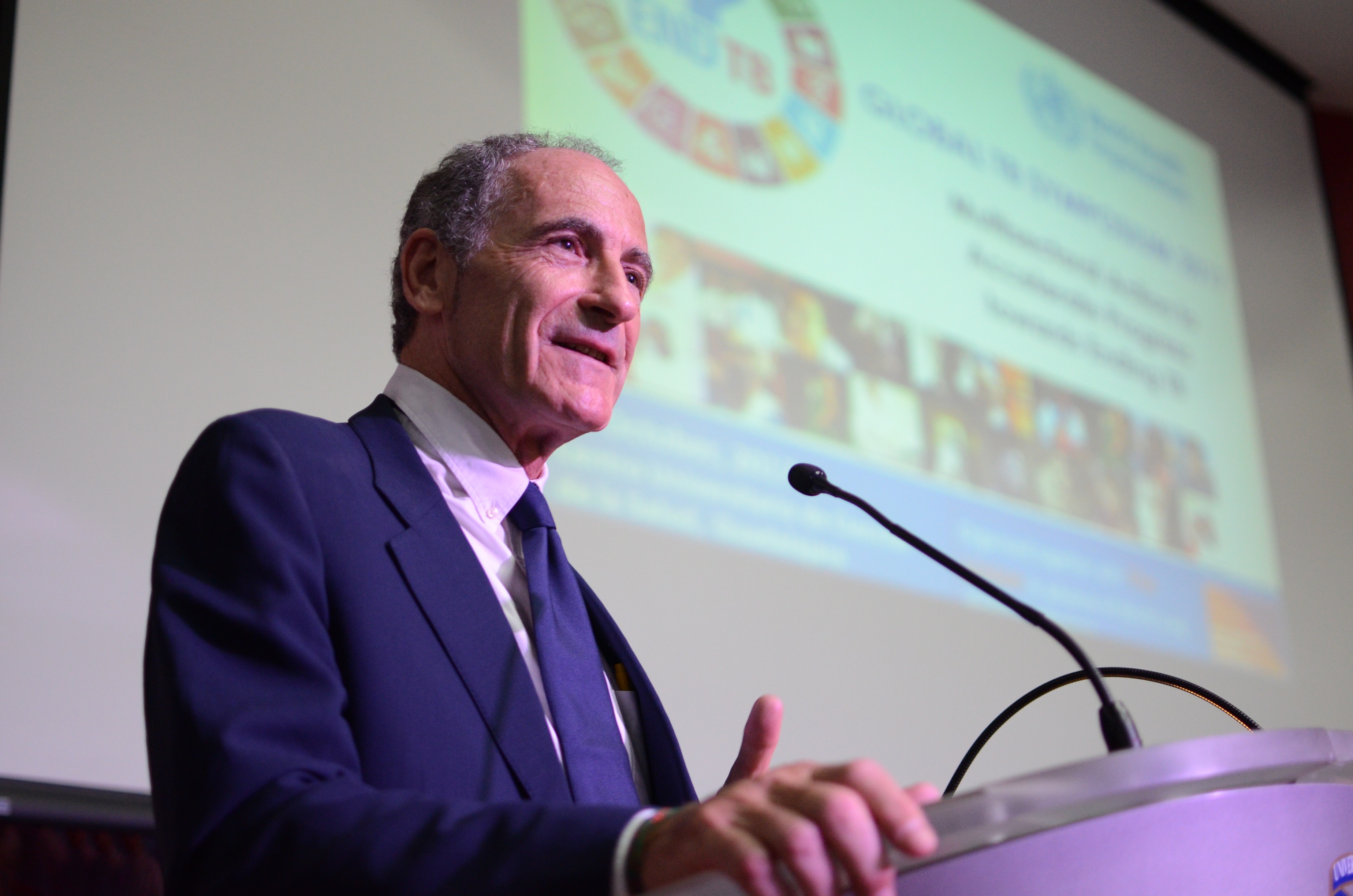 Dr. Massimo Ghidinelli habla durante la bienvenida al Simposio Global de Tuberculosis