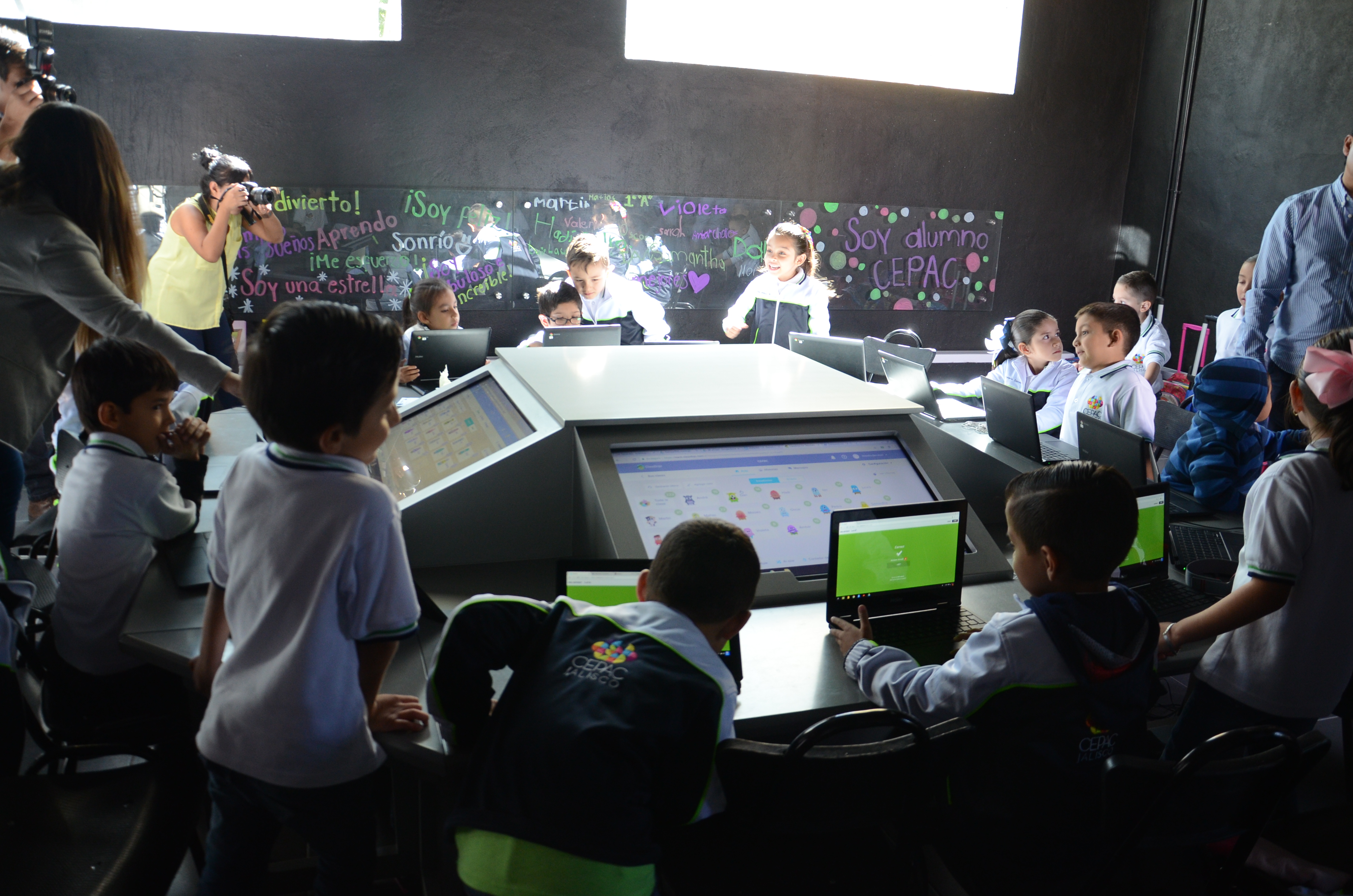 Niños del CEPAC trabajando en el aula de tecnología