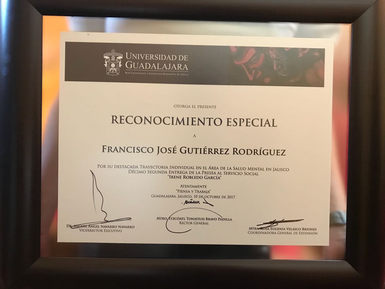 Imagen del reconocimiento especial que recibió el Mtro. Francisco Gutiérrez Rodríguez