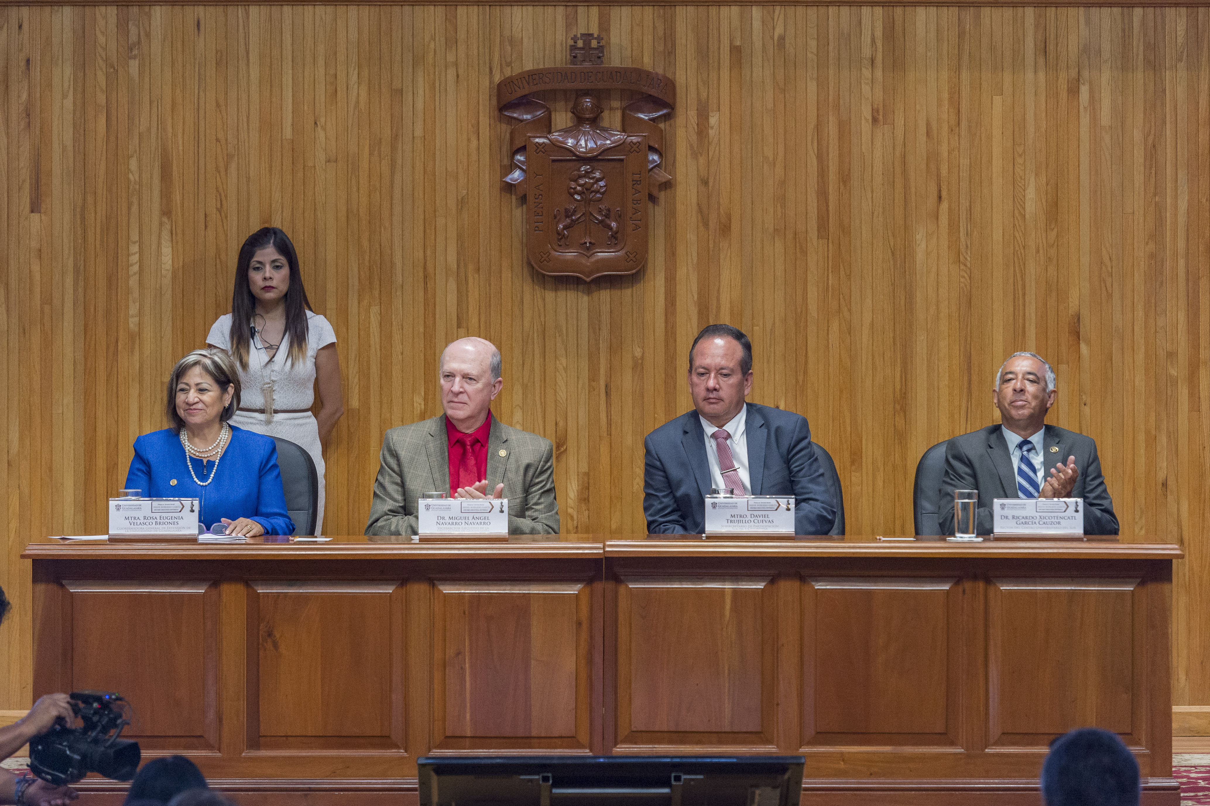 Miebros del presídium en la ceremonia de entrega de la Presea Irene Robledo García