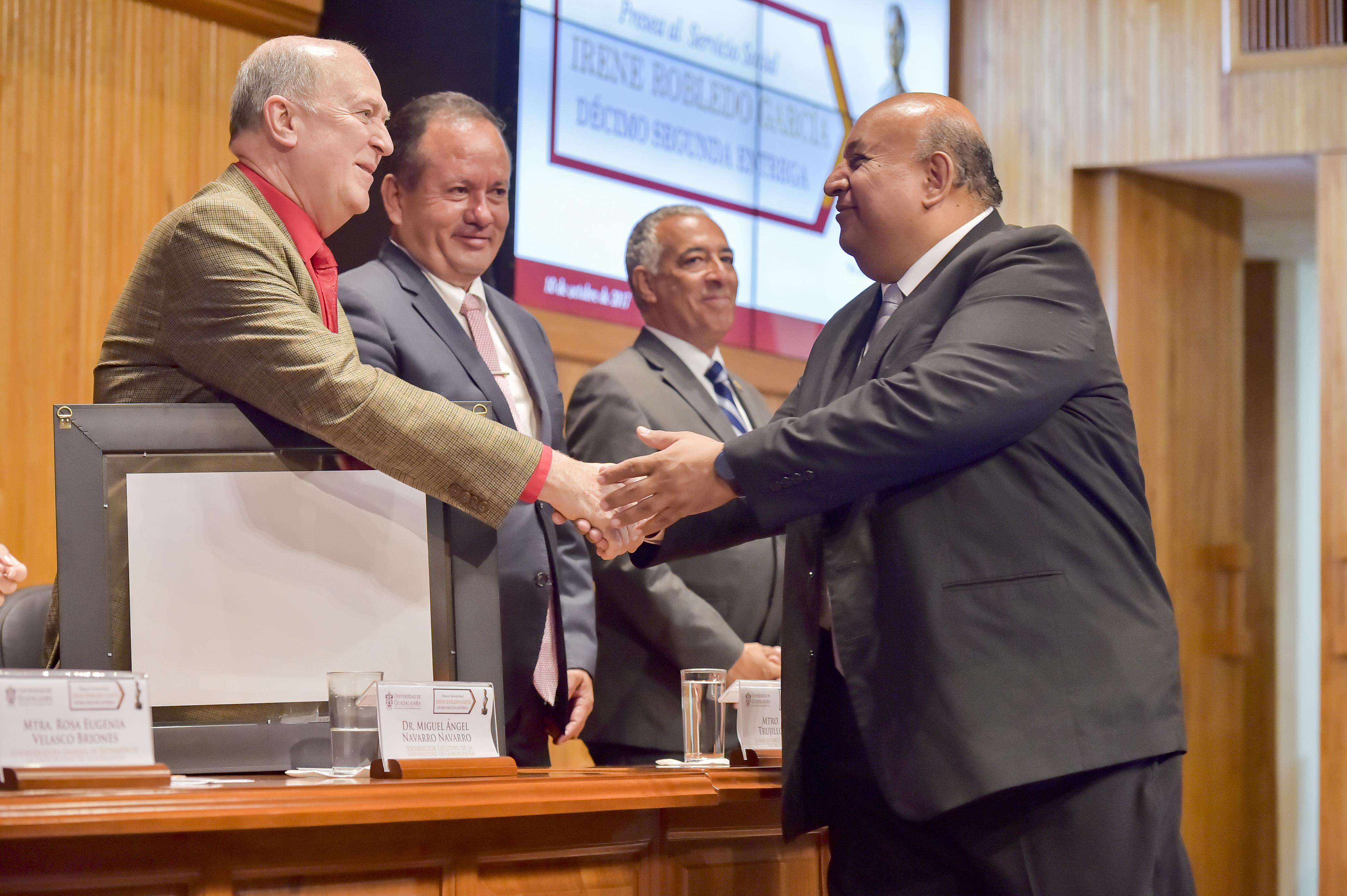Mtro. Francisco Gutiérrez Rodríguez recibiendo de manos del Vicerector de la UdeG mención honorífica