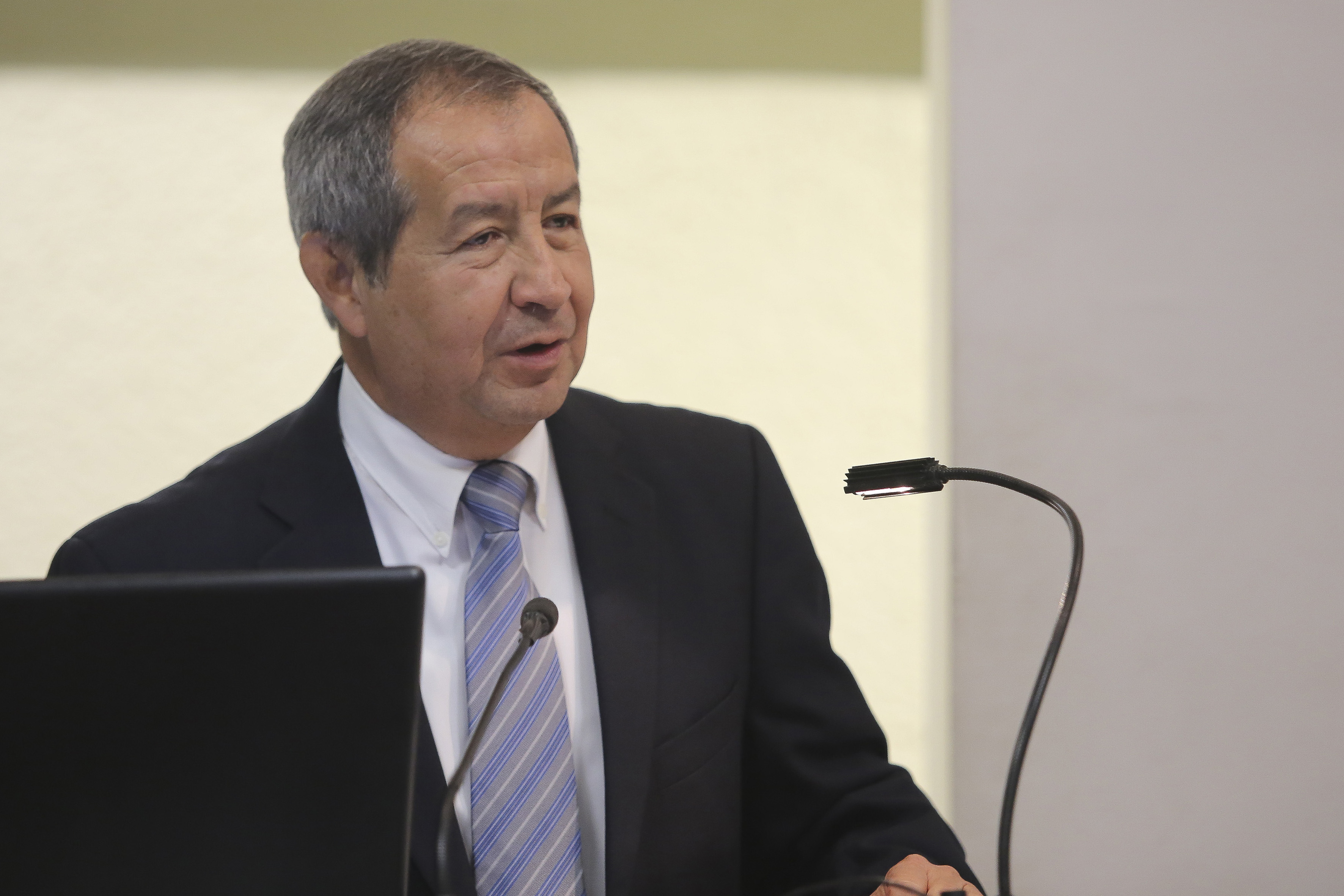 Dr. Lorenzo Hernández Quiroz ofreciendo discurso