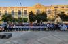 Grupo de alumnos de Emergencias posan para la foto, atrás la presidencia municipal de Aclatlán