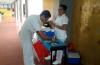 Enfermero aplicando una vacuna en módulo